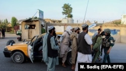 Ооганстандын Кандагар аймагындагы коопсуздук күчтөр өткөрмө бекетте текшерүү өткөрүп жатышат. 8-июнь, 2021-жыл.  