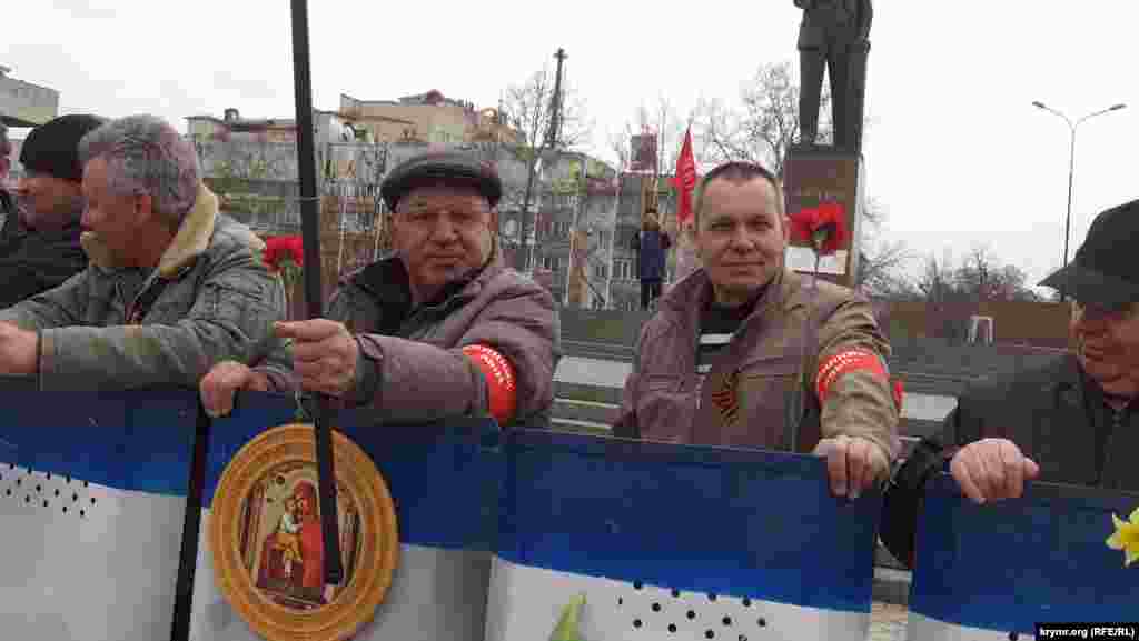 Оператор камераны қосқан бетте міндетті түрде бір-екі &laquo;кураторлар&raquo; ауыздыға сөз бермей суырылып шығатын. Тіпті олар камераны да өздері қалаған жаққа бұрып, өздерін түсіртуге кірісетін. Егер тілші көшеде кетіп бара жатқан көлденең адаммен сөйлесуге тырысса әлгі &laquo;белсенділер&raquo; бірден оны қоршауға алатын, қысым көрсететін. Олардың бір міндеті "жасыл адамдарды" журналистер сұрағынан қорғау болды. Тіпті тілшілерді 20 шақты адам қоршауға алып, шулап, ештеңе естіртпей тастайтын. &nbsp;