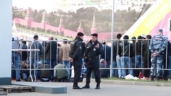 Орусия: Мигранттар "кара тизмеден" чыга албай убара тартууда