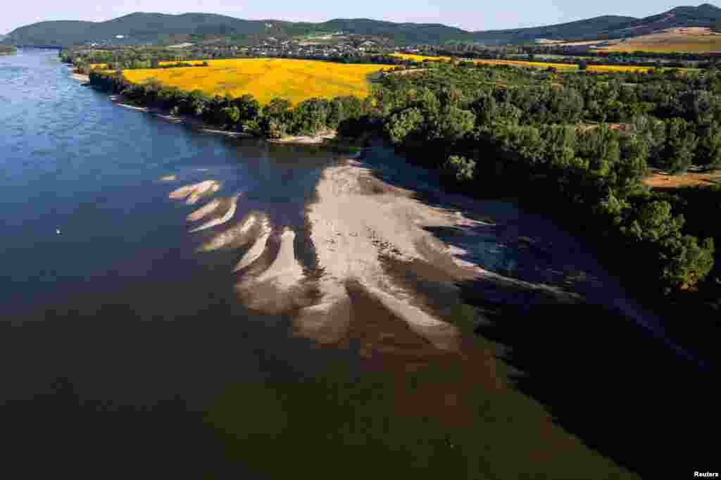 Дрон показва пясъчни брегове, изникващи от водата заради ниското ниво на Дунав при вливането й в Иполи, близо до Соб, Унгария.
