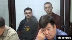 Жоомарт Дуулатов и Александр Александров. На переднем плане: один из их адвокатов