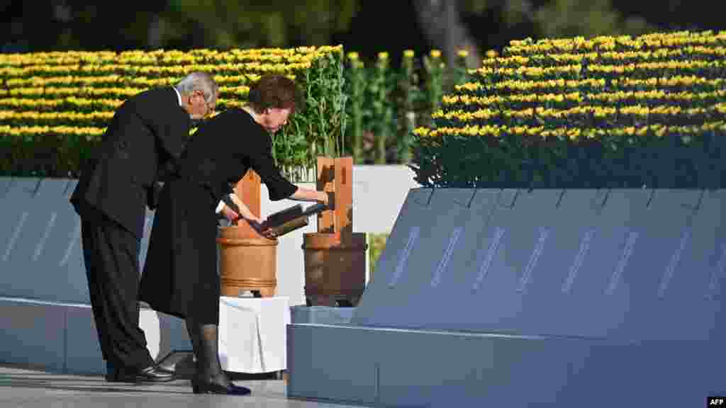 Възрастна двойка принася в дар вода като символ на първата вода, предложена на оцелелите след американската атомна бомбардировка над японския град Хирошима на 6 август 1945 г. Тази година се отбеляза 80-годишнина от пускането на първата атомна бомба в човешката история.