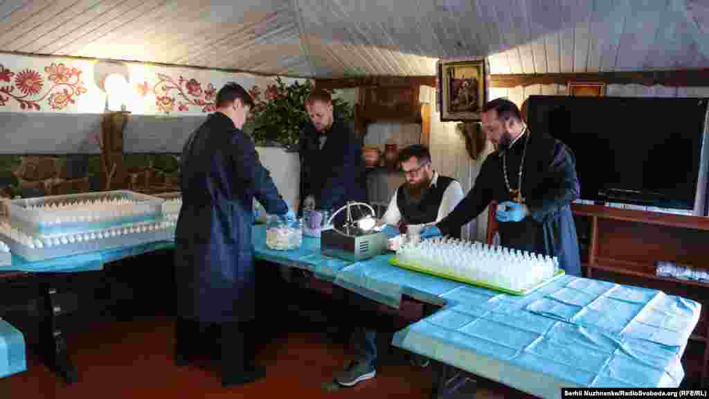 Священнослужителі відділу соціального служіння Київської митрополії Православної церкви України (ПЦУ) почали виготовляти антисептики для рук за рецептом Всесвітньої організації охорони здоров'я (ВООЗ). Антисептик від ПЦУ безкоштовно роздають найбільш вразливим до інфекції групам населення&nbsp;у різних містах України