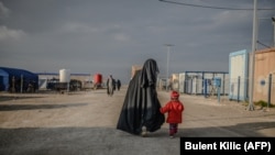 Сириядагы качкындар лагериндеги аял баласы менен.