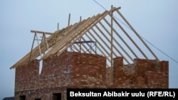 Строящийся дом в окрестностях Бишкека. Иллюстративное фото.
