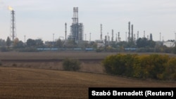 A Mol százhalombattai Dunai Finomítója 2025. október 21-én