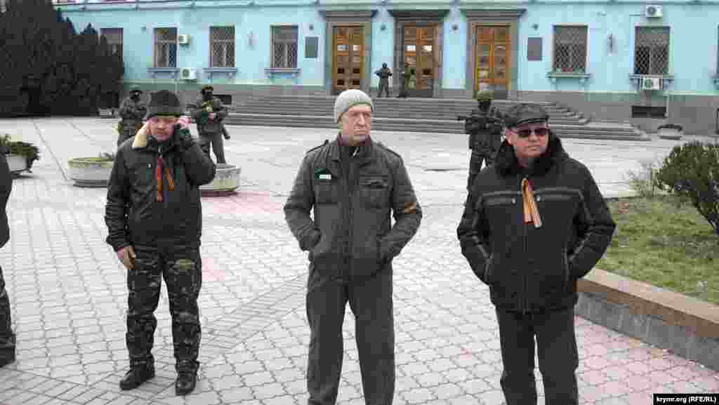 Жасақ мүшелерінің артында "жасыл адамдар" тұрды. &nbsp;