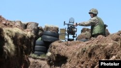 Հայաստանի ԶՈՒ զինծառայողը մարտական դիրքում, արխիվ