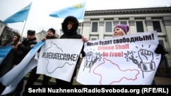 Qırımtatar resurs merkezi faalleriniñ Kyivdeki Rusiye elçihanesi ögünde narazılıq aktsiyası, 2019 senesi dekabrniñ 5-i