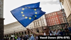 Въпреки постепенния спад на доверие на българските граждани към ЕС, все още по-голямата част от тях смятат, че пътят на развитие на България е като част от блока