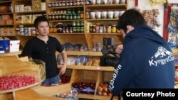 Руслан Аманов, алыскы Нью-Йоркто жеке менчик дүкөн ачкан кыргыз журтташыбыз. "Кыргыз клубу" жиберген сүрөт. 25.5.2011.