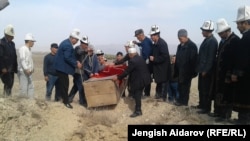 1500 жылдан да мурда мумияланган кыздын сөөгүн көмүү учуру. 14-октябрь, 2017-жыл.