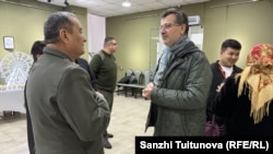 Озер Турок Жаза аткаруу кызматынын тарбия жана социалдык иштер башкармалыгынын жетекчиси Нурлан Бердикожев менен сүйлөшүп турат.