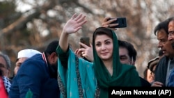 د احتساب عدالت مریم نواز ته په لندن کې د اپارتمانونو لرلو په قضیه کې د اووه کلونو بند سزا اورولې وه - پخوانی انځور.