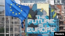 "E ardhmja është Evropa", shkruan në selinë e Komisionit Evropian. 