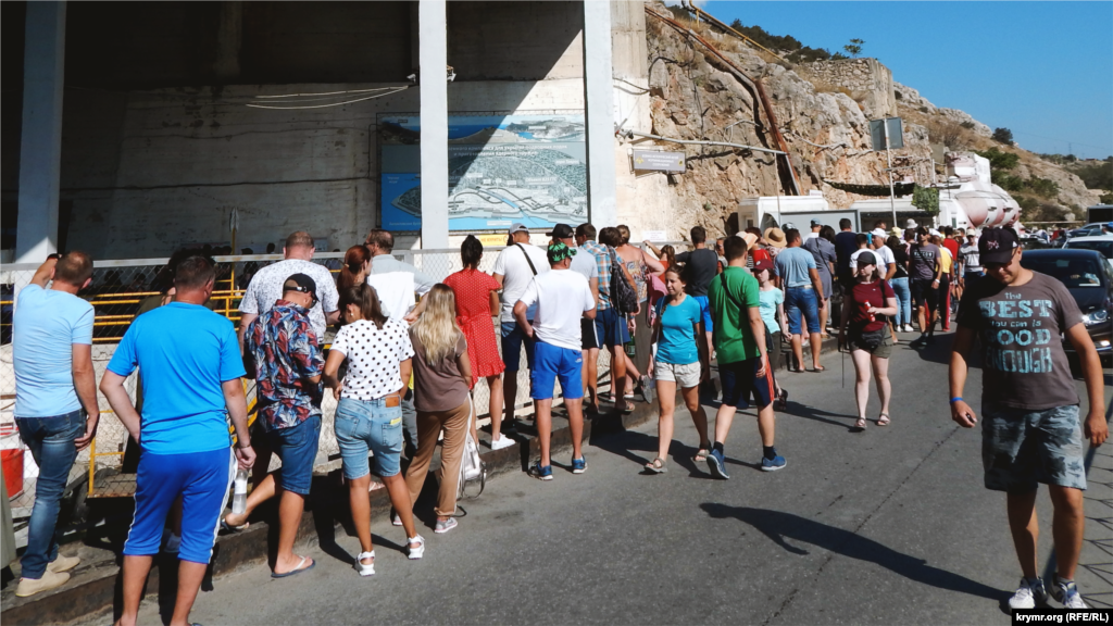 На західній стороні бухти розміщений музей підводних човнів. Секретний об'єкт був побудований у 1961 році. Він забезпечував ремонт і оснащення радянських підводних човнів. Об'єкт проходив через гору Таврос і з іншого боку виходив у відкрите море. У будівництві брали участь метробудівці, творці московського метро