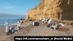 Волонтеры убирают с пляжей Севастополя мазут из российских танкеров, потерпевших крушение в Керченском проливе 15 декабря 2024 года, январь 2025 года