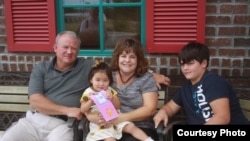 Элли-Аймана Латэм, удочеренная американской семьей из штата Теннесси, Джоелтон, октябрь 2008 года.