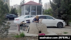 До недавнего времени в столице Туркменистана можно было видеть тамдыры и местных жительниц, выпекающих хлеб на улице, Ашхабад, апрель 2014 