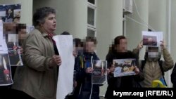 Larisa Kitayskaya (soldan) Euromaydan ile birdemlik aktsiyasında