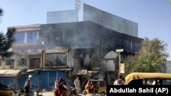 کندوز کې یوه مارکېټ د جګړې پر مهال اور اخیستی. ۲۰۲۱، ۰۸ اګست