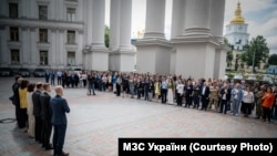 Церемонія вшанування кримськотатарського національного прапора перед будівлею МЗС України у Києві