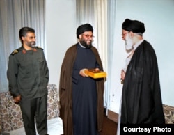 Qassem Soleimani (majtas), Nasrallah (në mes) dhe Khamenei formuan atë që ekspertët thanë se ishte "bërthamë" e strategjive rajonale të Iranit.