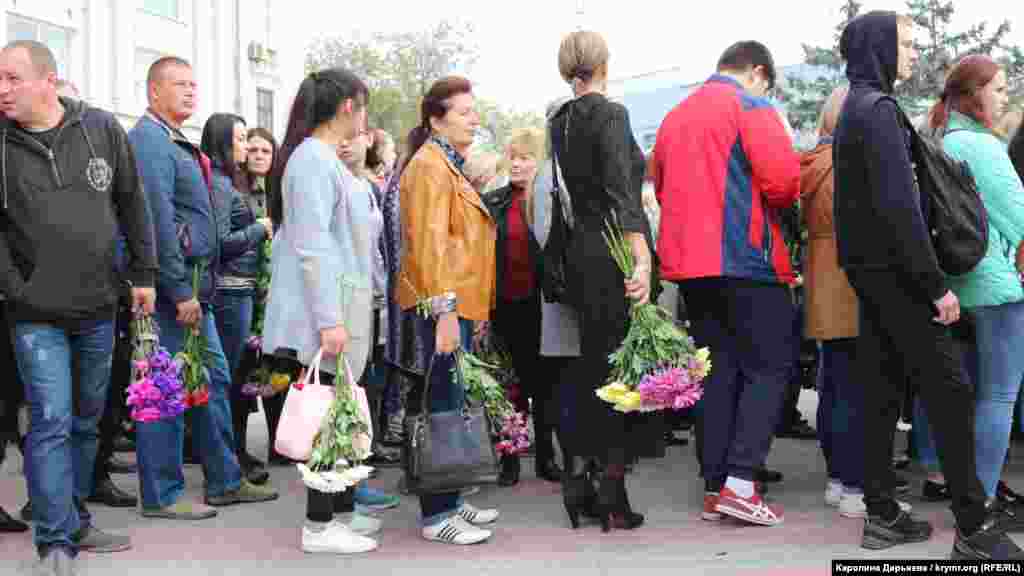 Жалобна акція тривала близько трьох годин. Люди почали приходити на площу задовго до початку й вишикувалися в довгу чергу, щоб віддати данину пам'яті загиблим