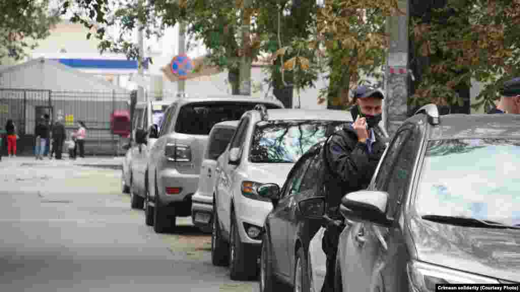 Qırımtatar faalleriniñ malümatına köre, 20 kişi Pavlenko, 1 soqağındaki polis bölügine ketirildi