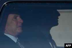 Спецпосланець США Стів Віткофф (ліворуч) та зять президента США Дональда Трампа Джаред Кушнер у машині в Берліні, Німеччина, 15 грудня 2025 року