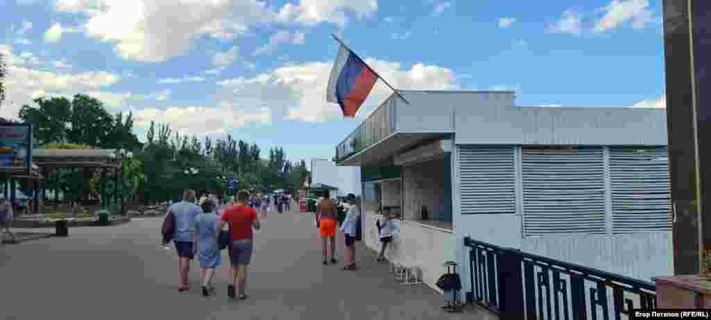 Потрепанный российский флаг как символ показного патриотизма местных коллаборантов