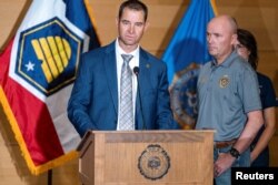 Comisarul Departamentului de Siguranță Publică (DPS) din Utah, Beau Mason, alături de guvernatorul statului Utah, Spencer Cox