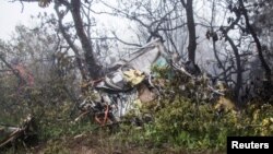 یکی از نخستین تصاویر منتشر شده از بقایای هلی‌کوپتر حامل ابراهیم رئیسی، پس از رسیدن نیروهای امدادی به محل سانحه