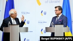 Верховний представник Євросоюзу із зовнішньої політики і політики безпеки Жозеп Боррель (л) та очільник МЗС України Дмитро Кулеба, Київ, вересень 2020 року