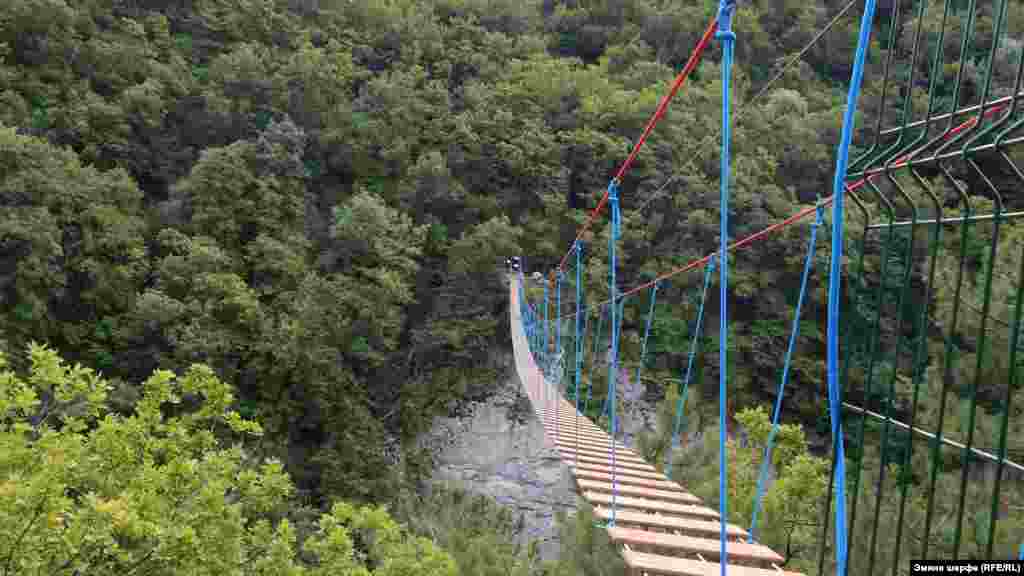 Dereden keçken asma köpür qapalı