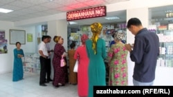 Туркменистан, люди в очереди в аптеке.