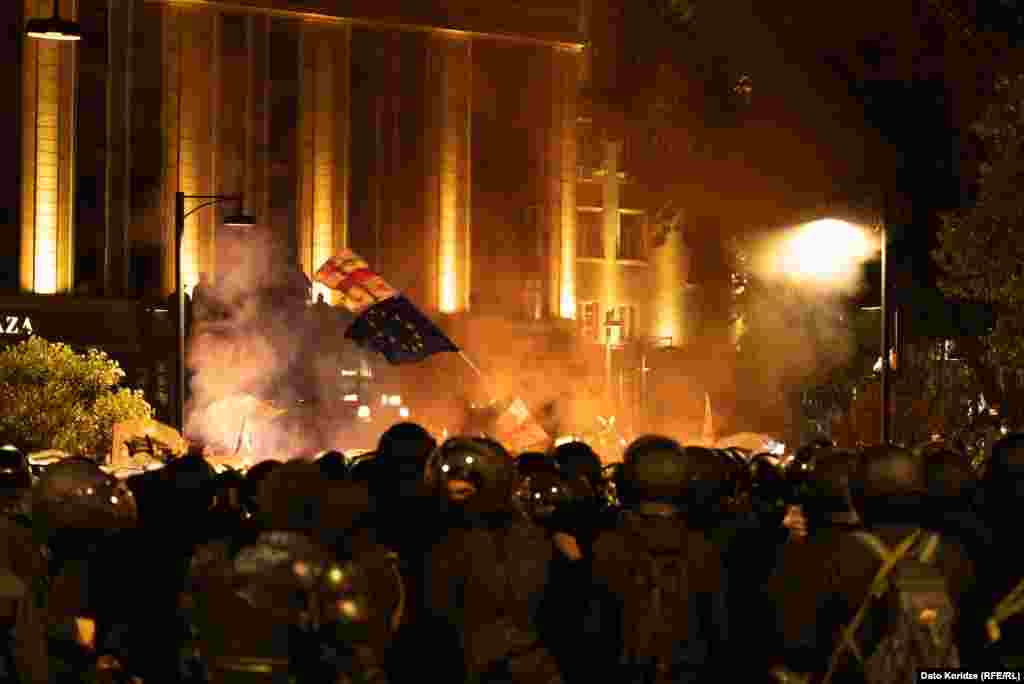 На цьому фото – президентський палац Орбеліані у Тбілісі посеред диму, сутичок та полум'я.У столиці Грузії спалахнули протести в день виборів до органів місцевого самоврядування країни: опозиція заявила про плани «мирного повалення влади» на тлі того, як лідери правлячої партії передчасно оголосили про перемогу і привітали своїх прихильників