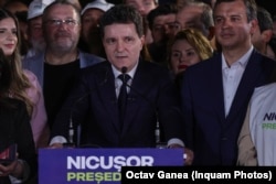 Conferința susținută la închiderea urnelor de către candidatul independent Nicușor Dan, Bucuresti, 4 mai 2025. În stânga lui, cel care l-a urmat ca o umbră, toată seara: europarlamentarul Eugen Tomac (PMP).