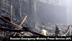 Спасатели на месте пожара в "Крокусе"