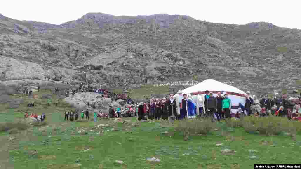 Айгүл тоого жакын Кара-Булак айылындагы мектеп окуучулары өз демилгелери менен жашылдар тобун түзүп, гүл сезонунда Айгүлдү корукка алышат.