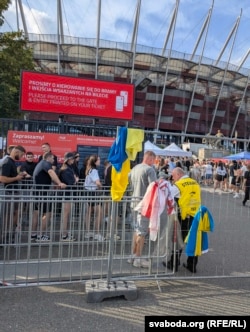 Праверка перад уваходам на стадыён.