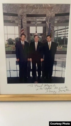 Фарид (слева) и Мансур Максуди с Дугом Ивестором, президентом и генеральным директором компании Coca-Cola, 1996 г.