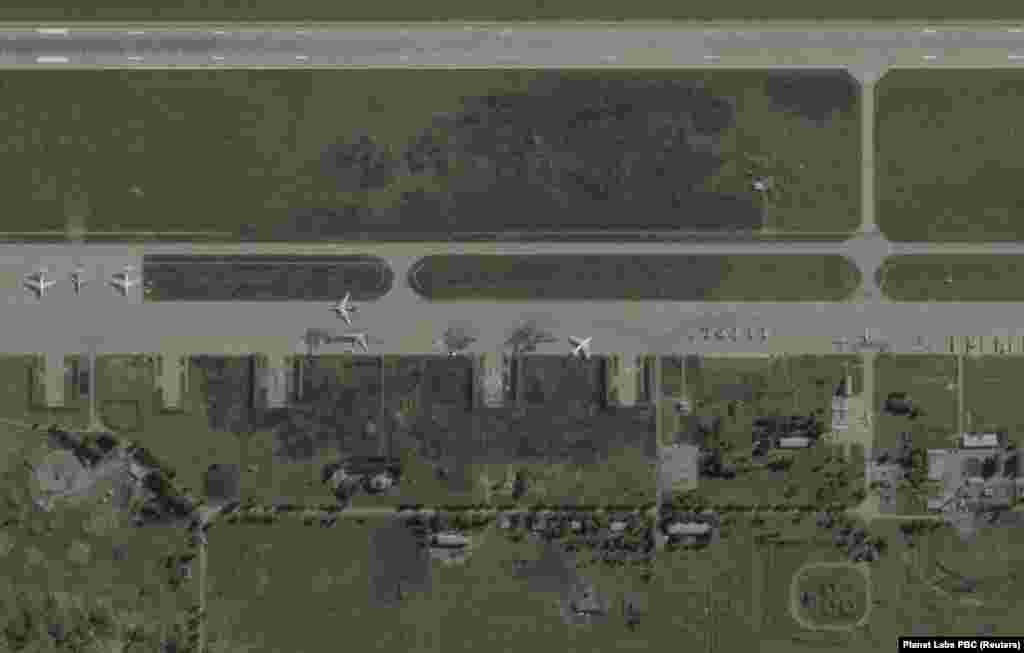 Emeli hemra suratlary, Russiýanyň Belaýa howa bazasynyň Ukrainanyň “Spiderweb” pilotsyz uçar hüjüminden biraz öň 17-nji maýda we soň 4-nji iýunda düşürilen suratlar.