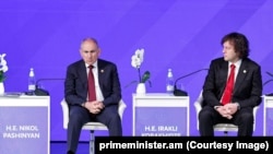 ფაშინიანმა იმედი გამოთქვა, რომ ეს საკითხები მოგვარდება. ფოტო არქივიდან: ნიკოლ ფაშინიანი (მარცხნივ) და ირაკლი კობახიძე „აბრეშუმის ფორუმზე“