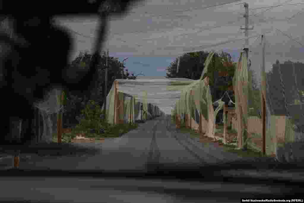 Виїжджаємо з міста під прикриттям порваних антидронових сіток, і похмурої погоди. Російська армія від Костянтинівки на відстані менше ніж 5 кілометрів. У місті вже відбувалися сутички з російськими диверсійно-розвідувальними групами (ДРГ)