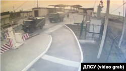 Російська військова техніка заходить із Криму на материкову частину України 24 лютого 2022 року через КПВВ «Чонгар» на адмінкордоні з Херсонською областю