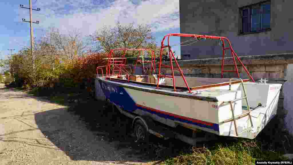 Katerniñ qıçında &laquo;Plâj taksisi&raquo; dep yazılğan