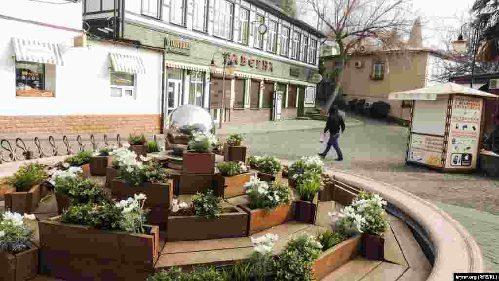 Це місце жителі Гурзуфа називають &laquo;п'ятачок&raquo;. Незважаючи на вихідні дні, людей на вулицях селища трохи. Створюється враження, що місто ще не прокинувся після зими