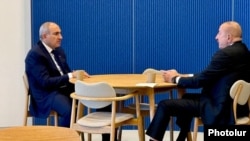 Հայաստանի վարչապետ Նիկոլ Փաշինյանը և Ադրբեջանի նախագահ Իլհամ Ալիևը Կոպենհագենում, Դանիա, 2-ը հոկտեմբերի, 2025թ.