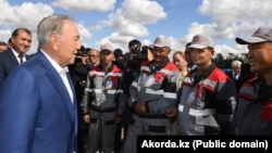 Президент Казахстана Нурсултан Назарбаев во время посещения хозяйства «Умай Жер». Крайний слева на заднем плане — Абдул Халил Наджибулла, переселенец из Афганистана и владелец хозяйства. Акмолинская область, 19 августа 2017 года